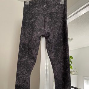 WUNDER TRAIN HIGH-RISE TIGHT 25"
Denim Wash Print Dusky Lavender Black size 8